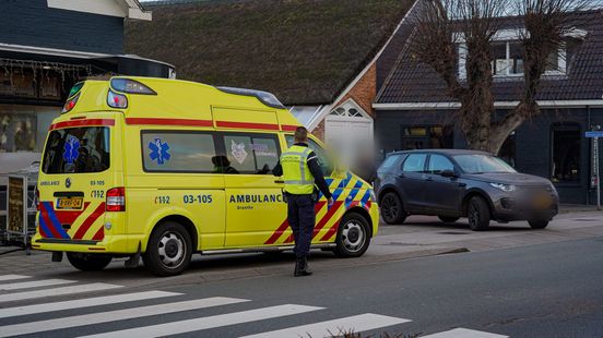 Ongeluk tussen fietser en automobilist in Paterswolde. Ongeluk tussen fietser en automobilist in Paterswolde.