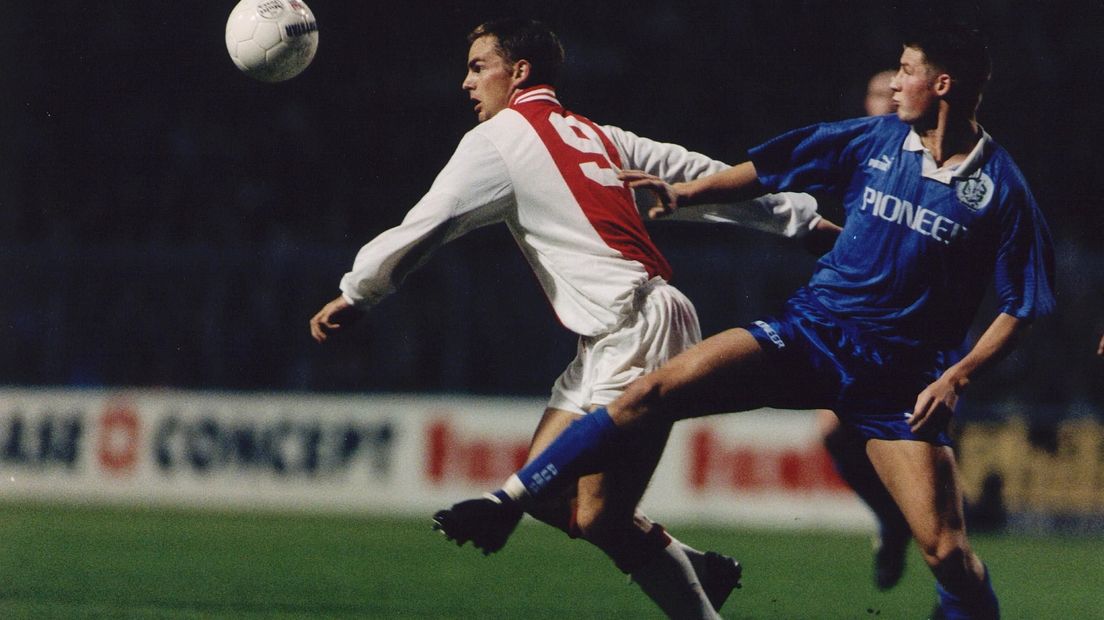 Jussi Nuorela (r) in duel met Ronald de Boer van Ajax