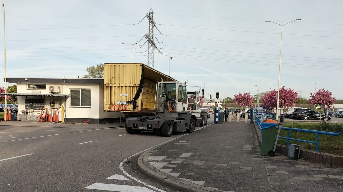 Met loaders zoals deze zijn de poorten van de autofabriek geblokkeerd