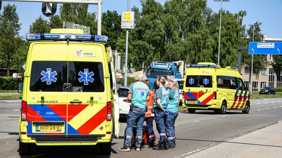 Fietser ernstig gewond geraakt bij ongeluk op Hondsrugweg in Emmen. Fietser ernstig gewond geraakt bij ongeluk op Hondsrugweg in Emmen.