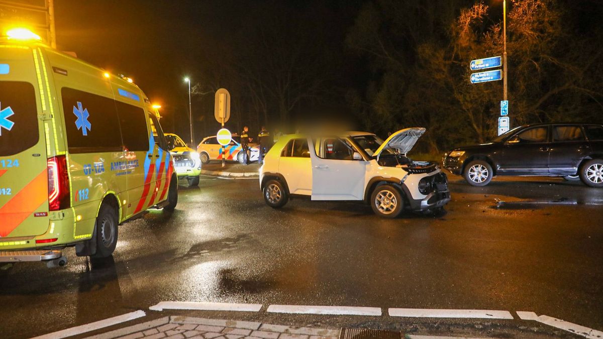 Auto's botsen bij kruising A30