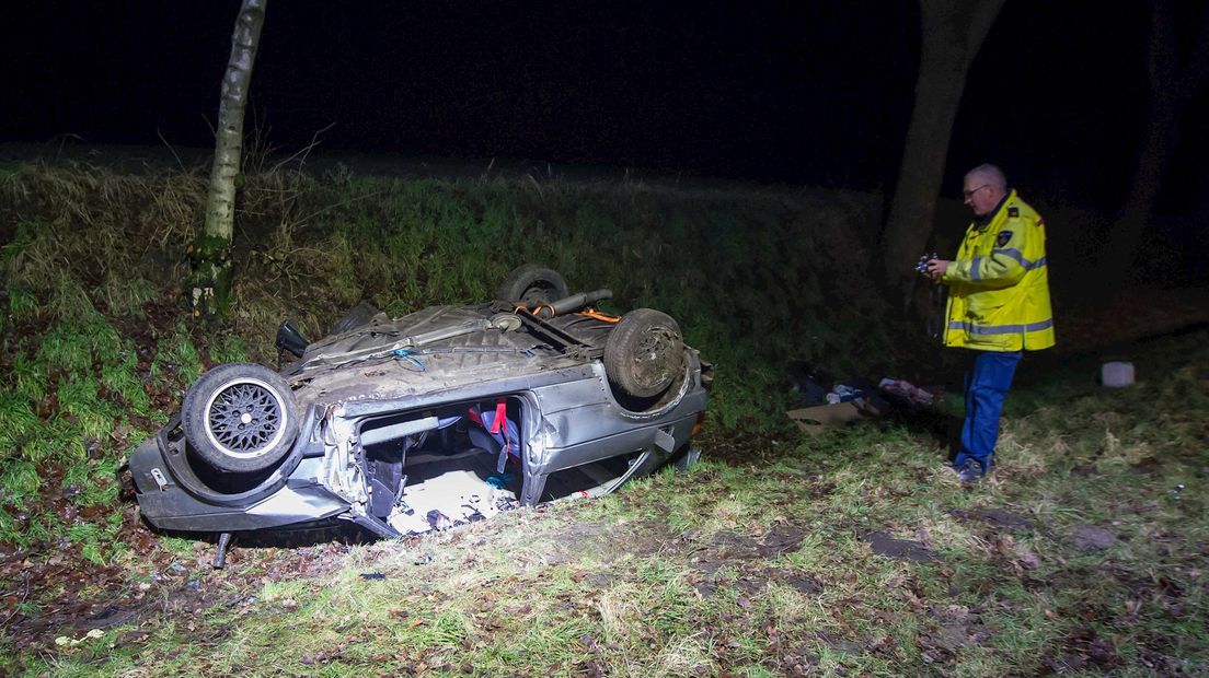 Auto op de kop in de sloot