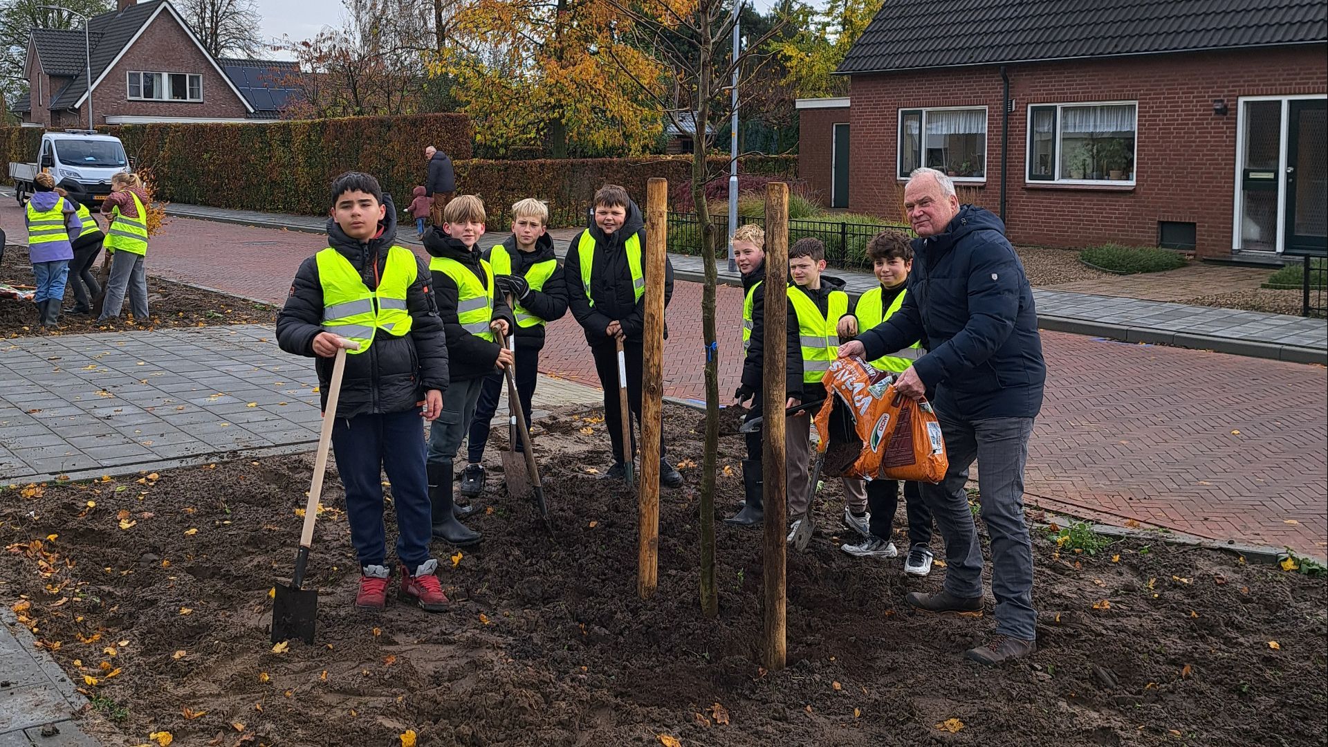 Wethouder Erik Groters van Duurzaamheid en Klimaat met de kinderen.