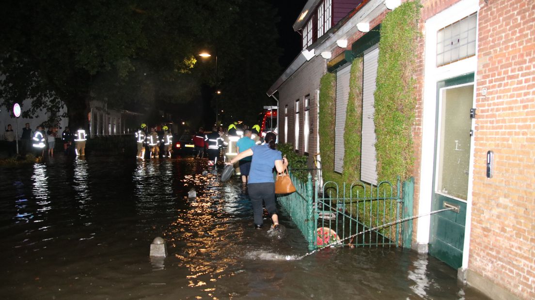 Wateroverlast in 's-Gravenpolder, meerdere huizen kwamen onder water te staan