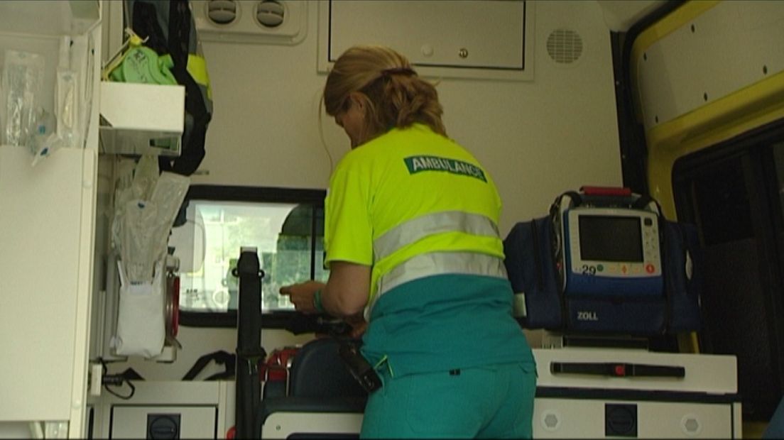 Automobilist gewond na botsing met vrachtwagen op A2