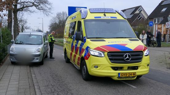 Fietser gewond na aanrijding in Enschede. Fietser gewond na aanrijding in Enschede.