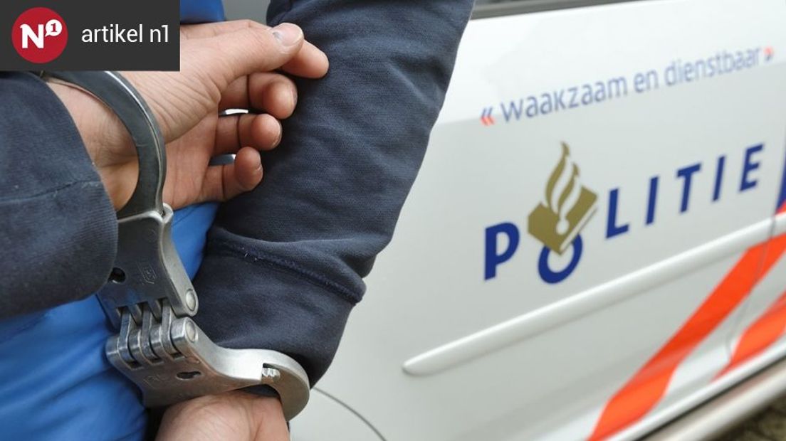 De politie heeft twee Nijmegenaren aangehouden aan de Dobbelmannweg in de Nijmeegse wijk Hazenkamp. De mannen, van 35 en 60 jaar oud, worden verdacht van diefstal.