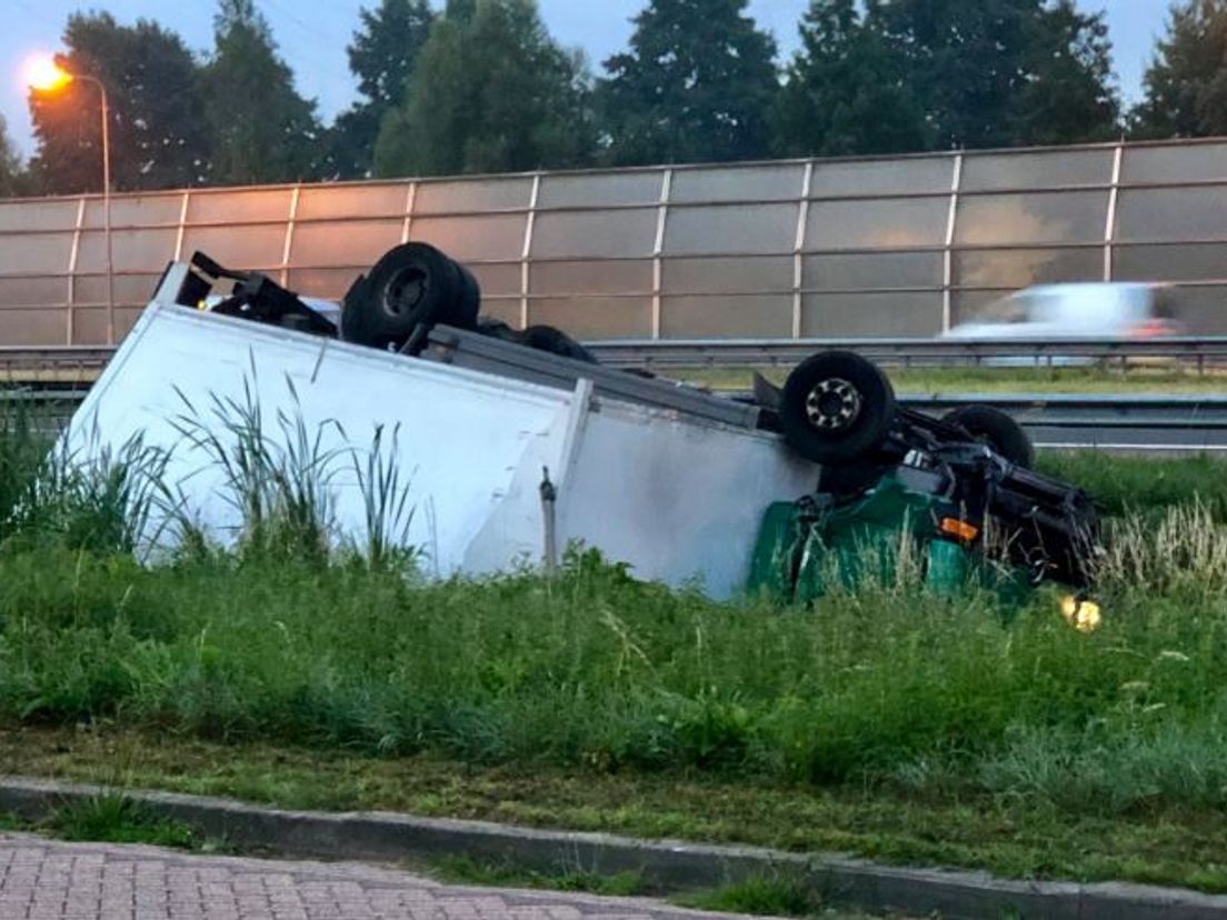 Vrachtwagen ondersteboven in de sloot naast A15 Sliedrecht