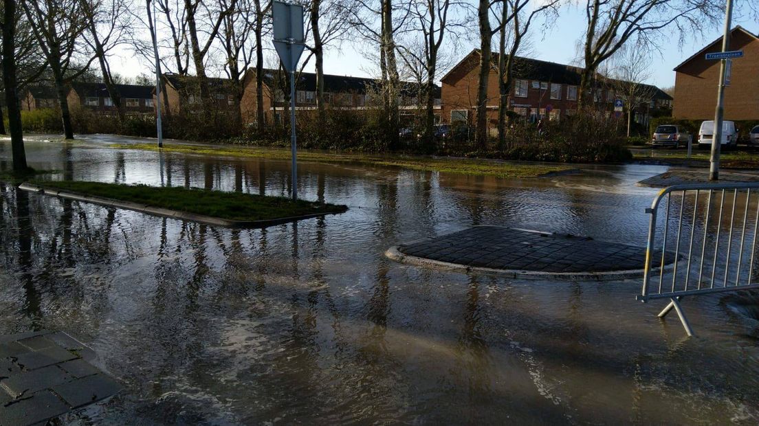 Straat in Goes blank door gesprongen waterleiding