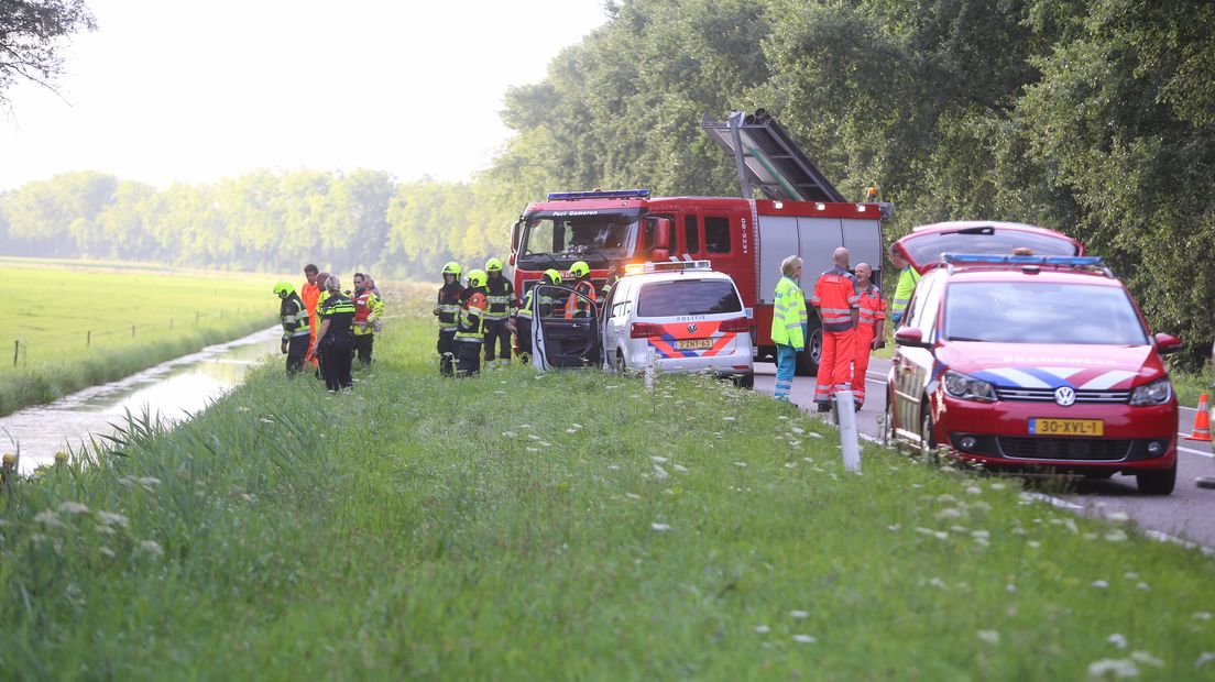 Op de Van Heemstraweg (N322) ter hoogte van Gameren hebben hulpdiensten zaterdagochtend gezocht naar de bestuurder van een auto die in het water was beland.