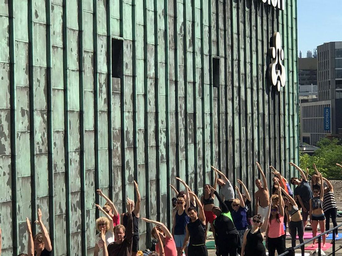 Het Schouwburgpleinyoga wordt 's zomers iedere zondagochtend gehouden