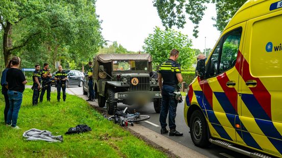 Oud legervoertuig botst op fietser: fietser gewond