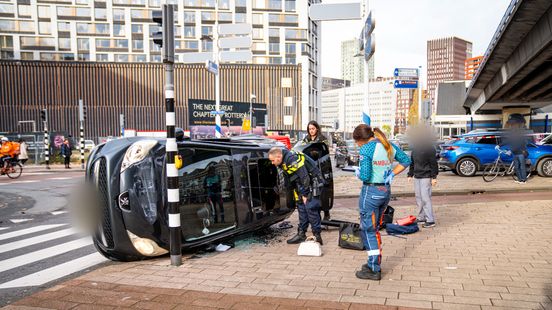 Auto kantelt na aanrijding | Zeven meisjes opgepakt na grote vechtpartij. Auto kantelt na aanrijding | Zeven meisjes opgepakt na grote vechtpartij.