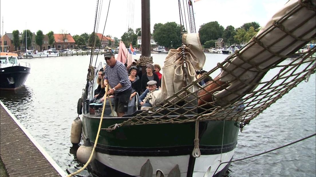 Schip meert aan in de haven van Blokzijl