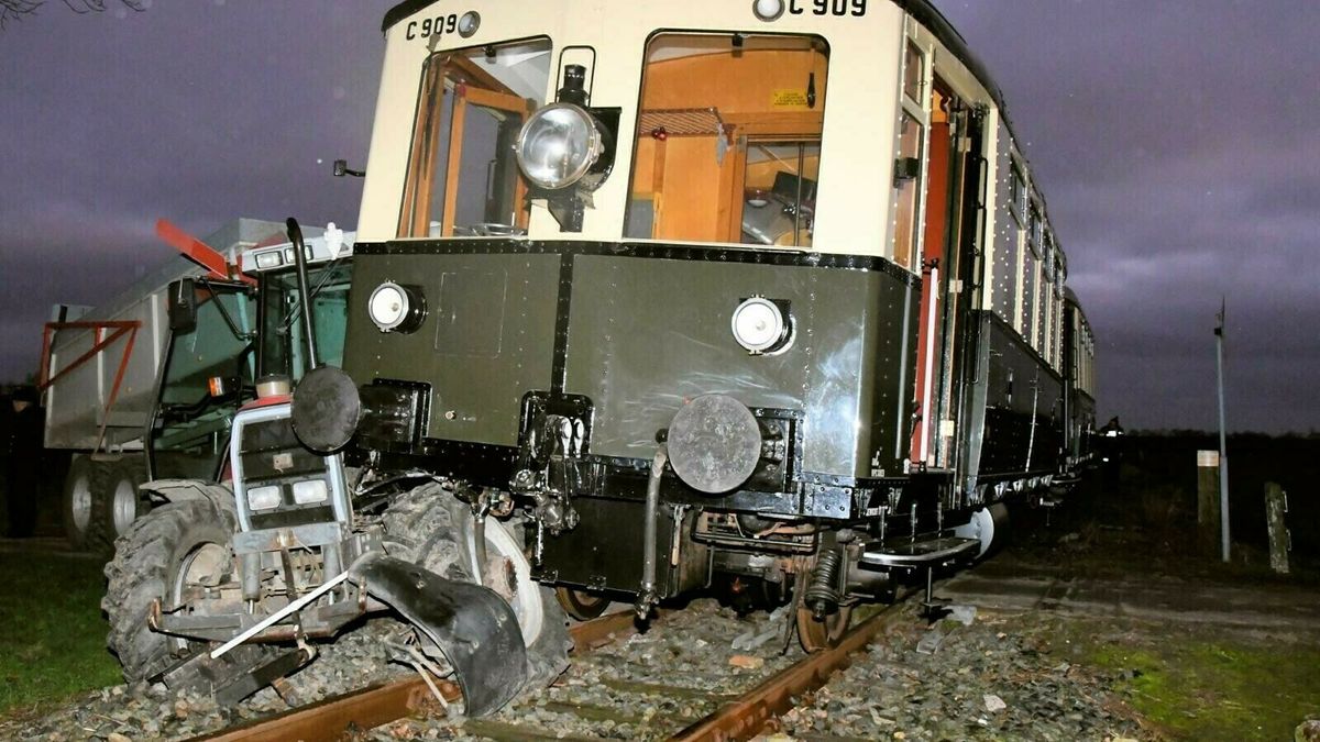 Stoomtrein botst met tractor op spoorovergang bij Kwadendamme