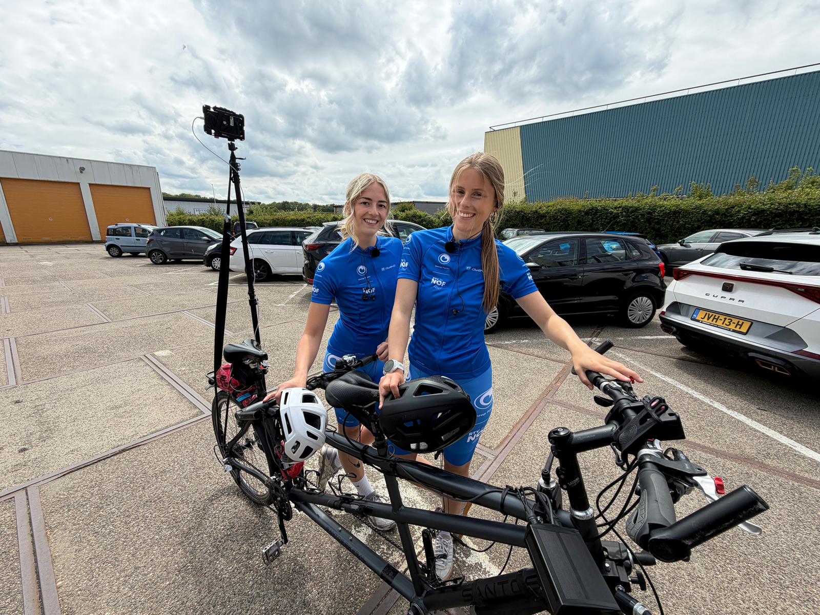 Isa Visser en Demi Hoekstra by de tandem foar de Fytsalvestêdetocht