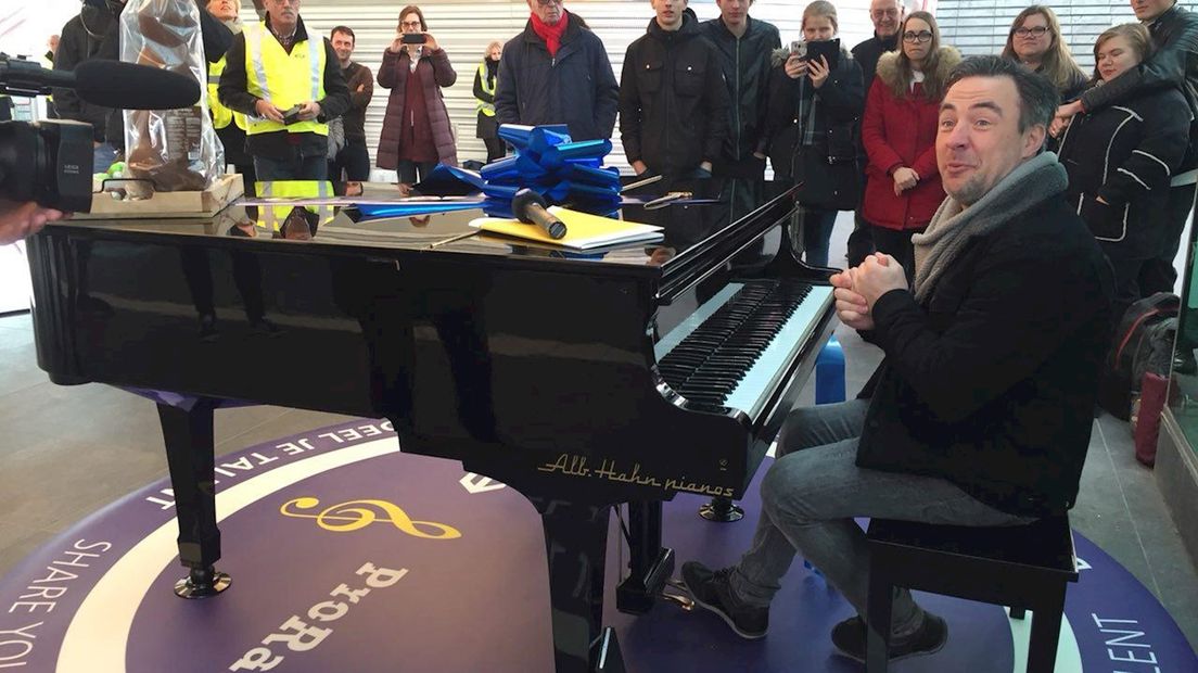 Zwollenaar Hans Jansen mocht eerder dit jaar de nieuwe stationspiano van Zwolle inspelen