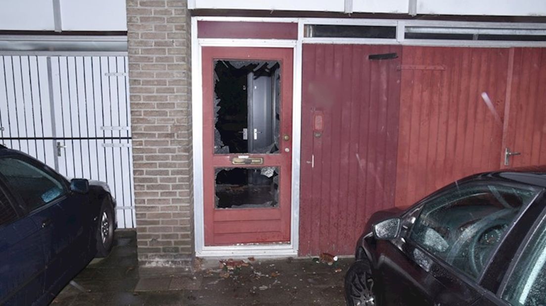 De handgranaat ontplofte in de gang van het huis