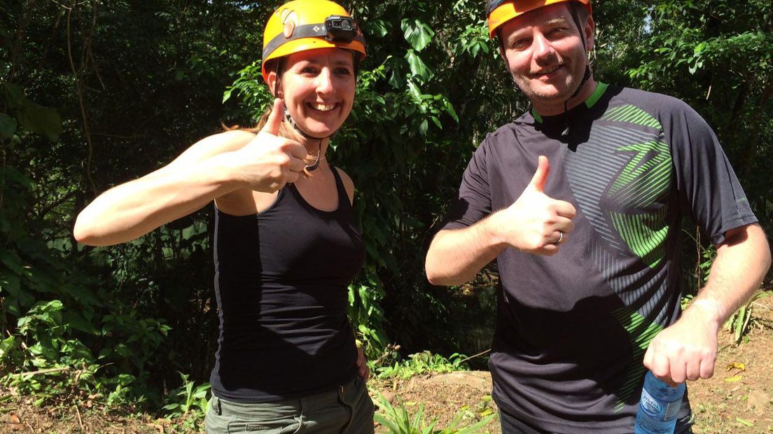 Verslaggever Hilde Boelema en cameraman Edwin van Stenis zijn klaar om de grotten in te gaan (Rechten: RTV Drenthe / Hilde Boelema)