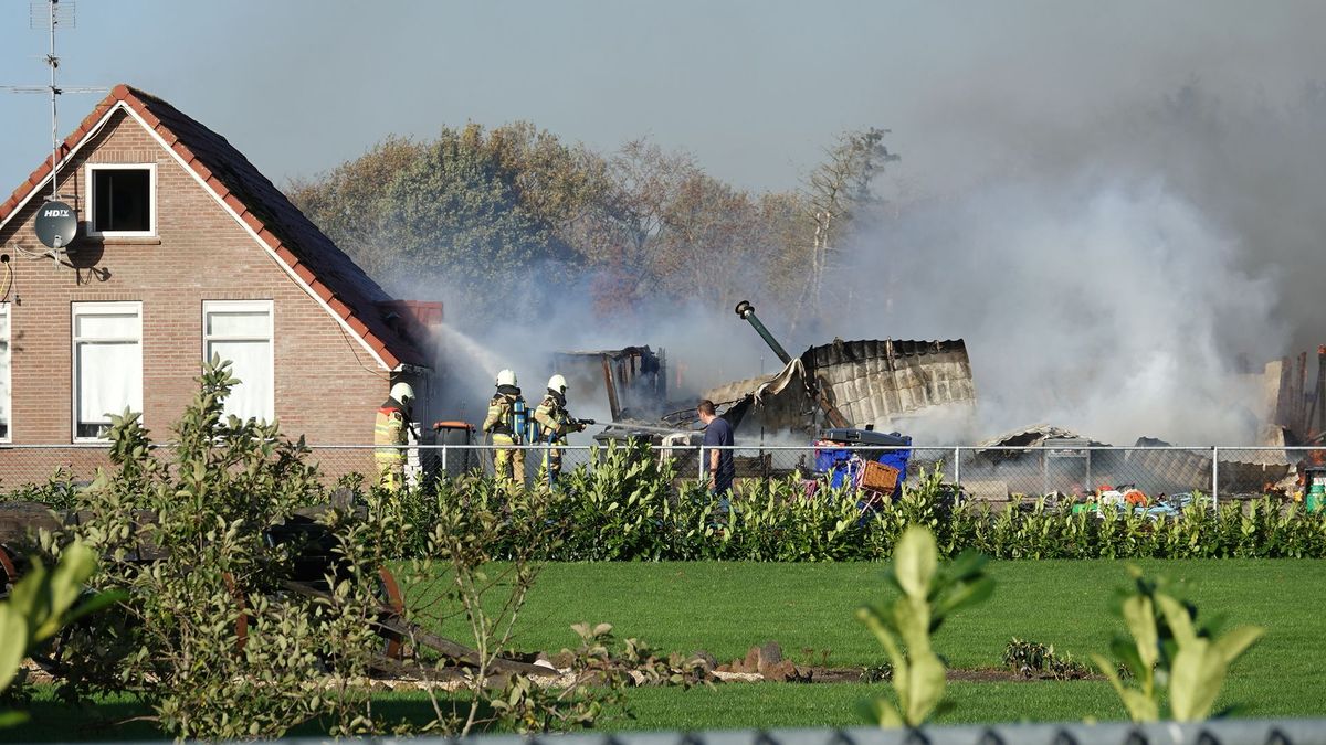 Brand in schuur in Schuinesloot van heinde en verre te zien