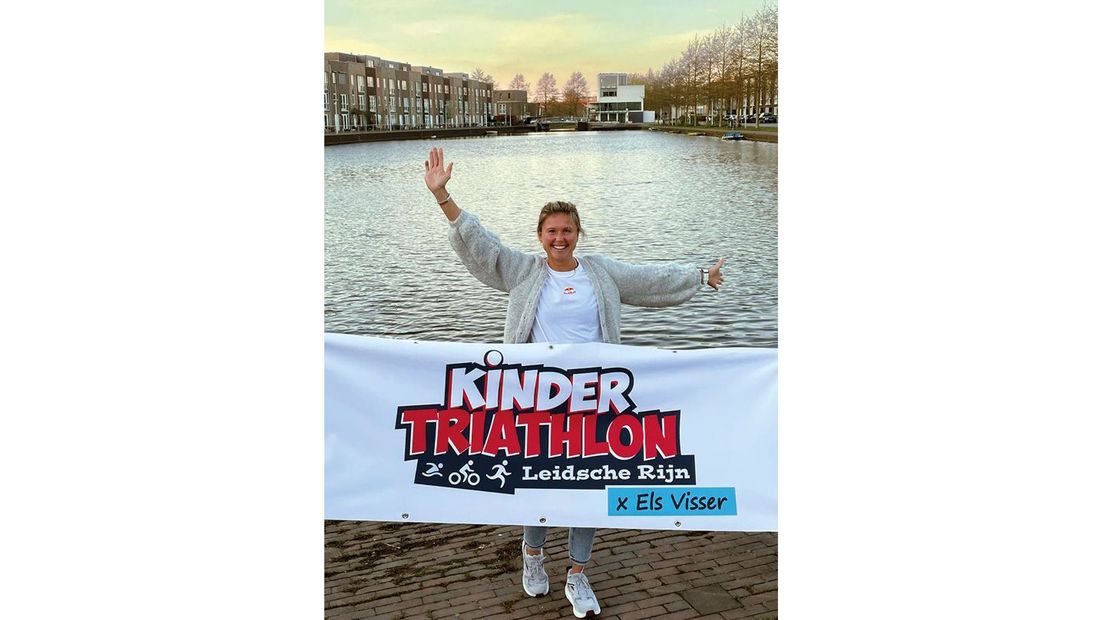 Els Visser bij het zwemwater aan de Leonard Bernsteinkade.
