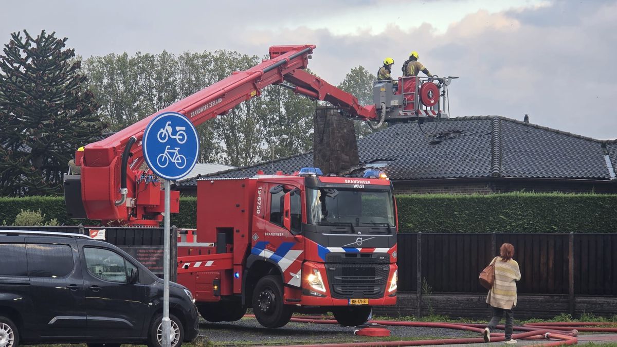 Schoorsteenbrand slaat over in dak van woning in Kapellebrug