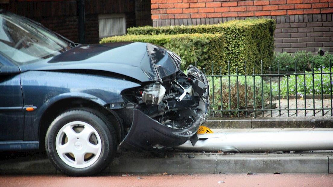 Automobilist gewond na aanrijding lantaarnpaal