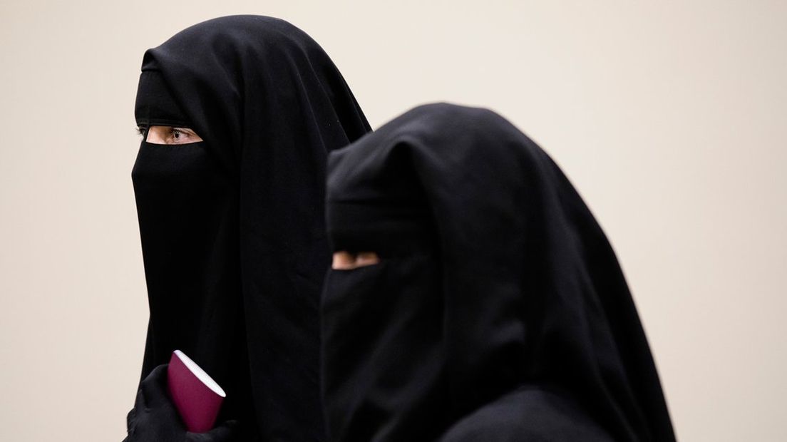 Bezoekers van de Tweede Kamer gekleed in een niqab, voor aanvang van het debat in de Tweede Kamer over gezichtsbedekkende kleding.