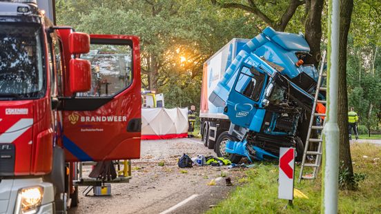 Vrachtwagenchauffeur uit Smilde zwaargewond na ongeval in Surhuisterveen. Vrachtwagenchauffeur uit Smilde zwaargewond na ongeval in Surhuisterveen.
