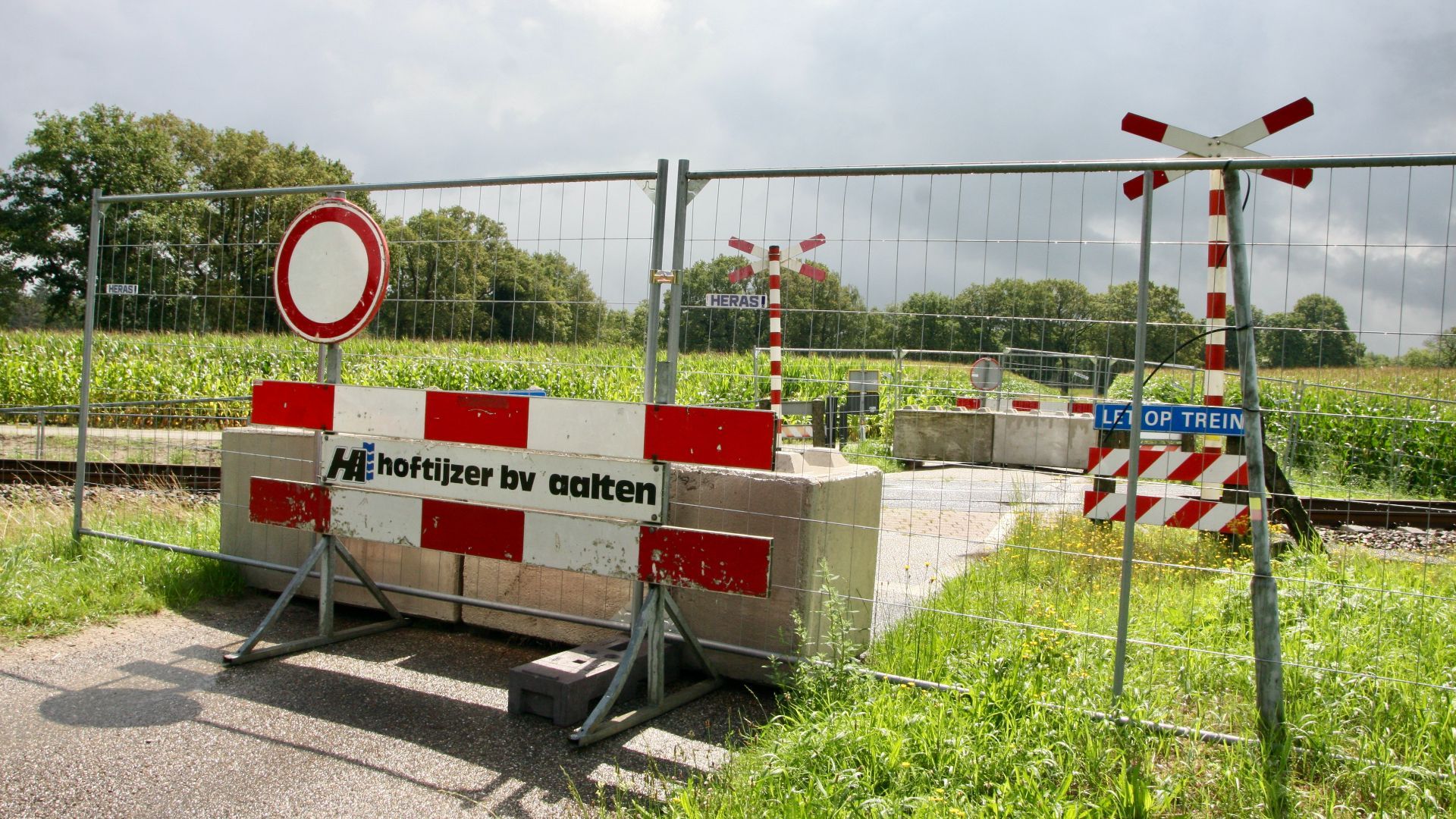 De afgesloten spoorwegovergang aan het Kleuverspad in buurtschap de Haart.