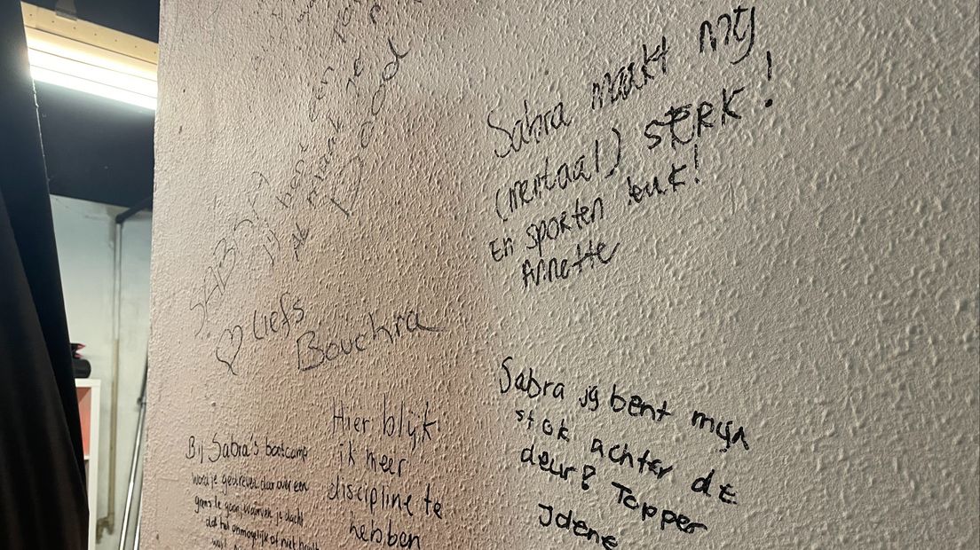 Uit de teksten op de muur is af te lezen hoe fijn de deelnemers de lessen van Sabra vinden