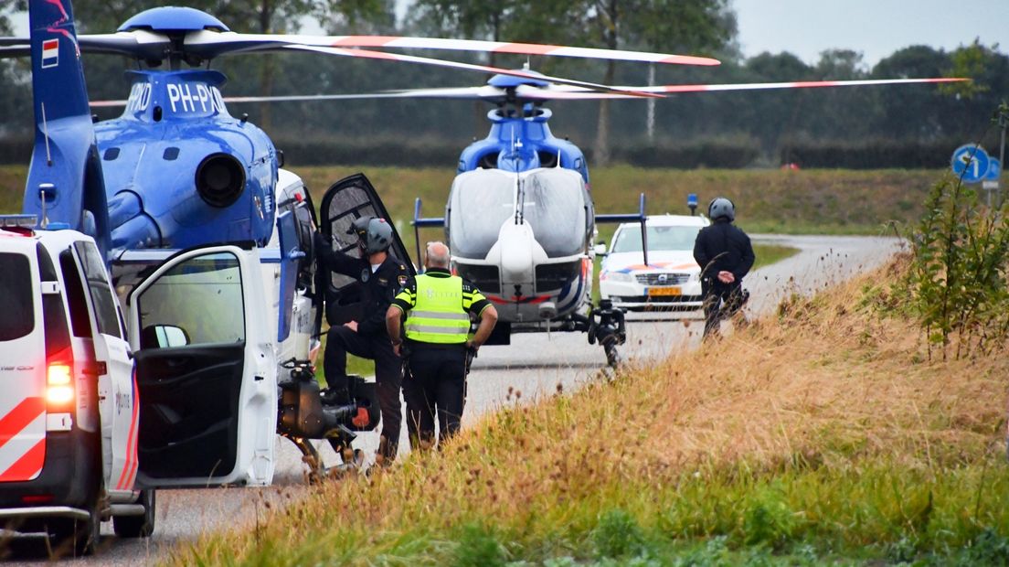 Twee politiehelikopters en politiewagens bij Westdorpe