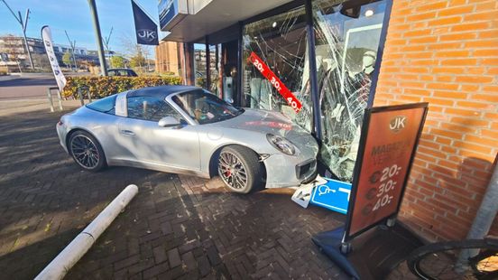 Porsche boort zich in winkelpand in Didam