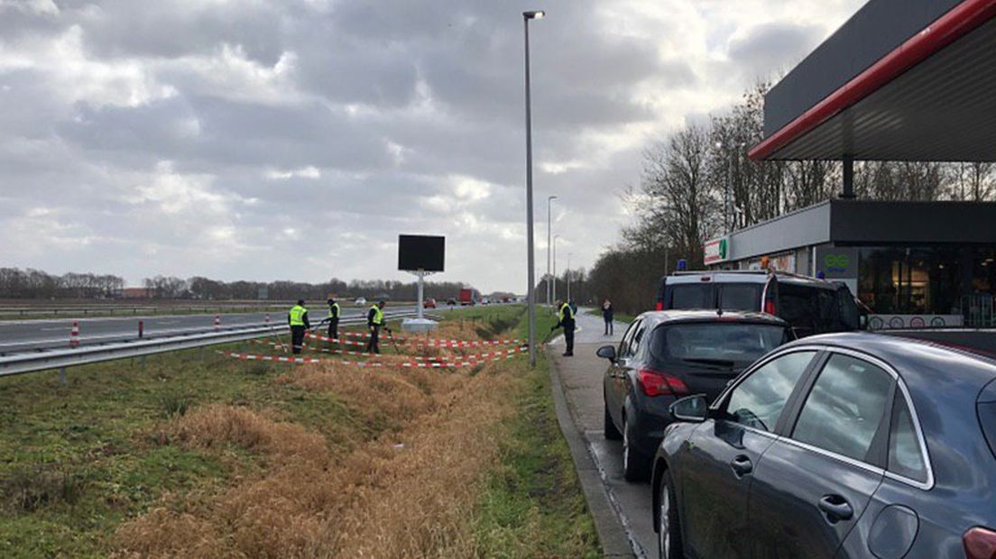 De politie zoekt in de berm