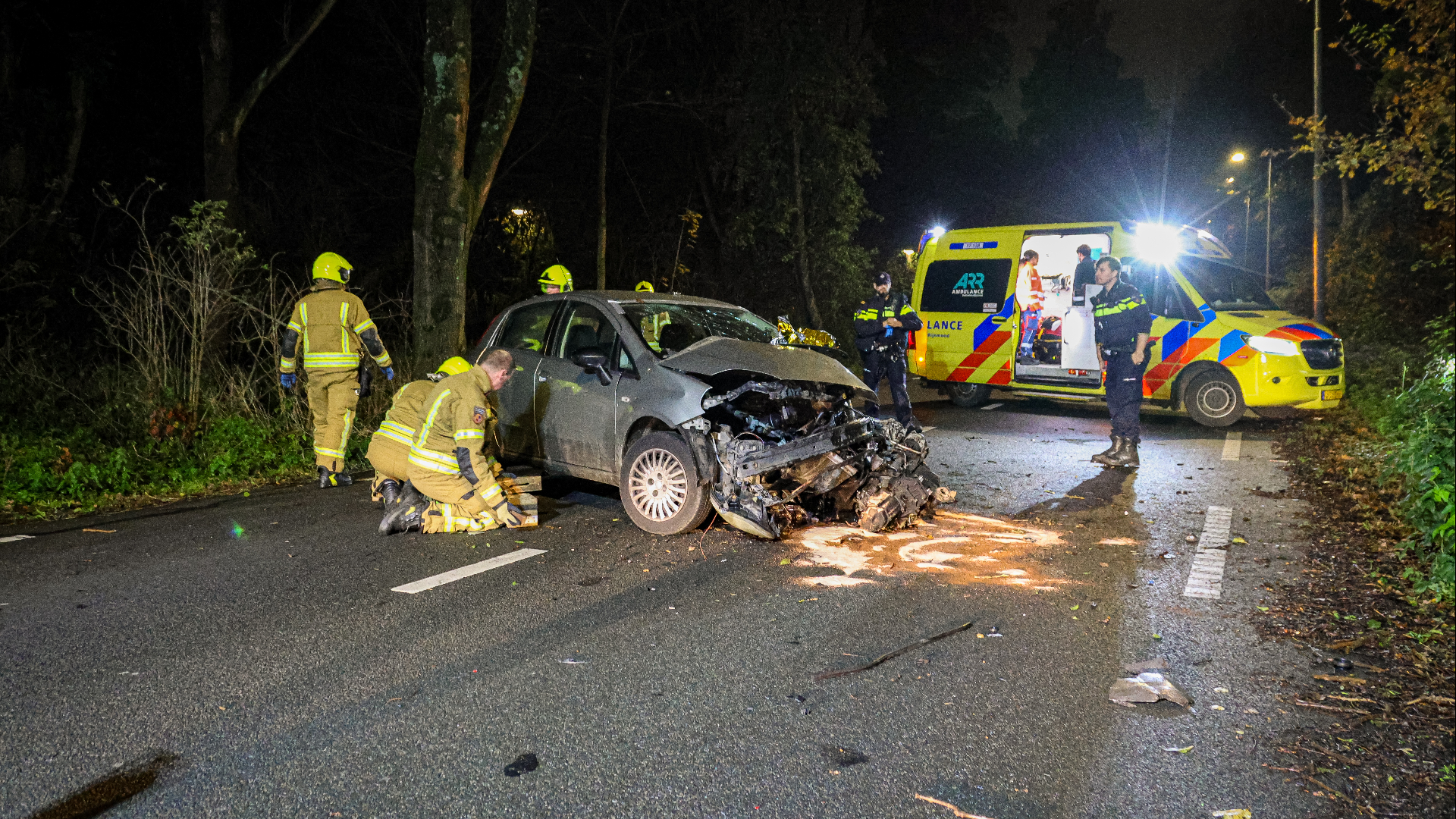 De auto raakte zwaar beschadigd als gevolg van de klap tegen de boom