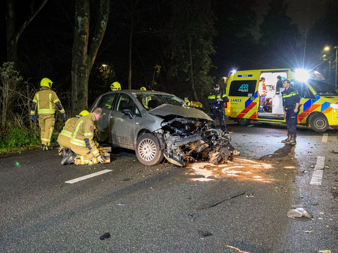De auto raakte zwaar beschadigd als gevolg van de klap tegen de boom