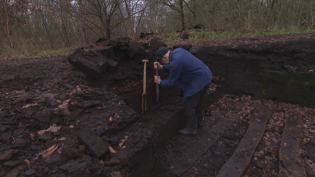 Turfsteker Herman Arling op het veenpark bij Barger-Compascuum