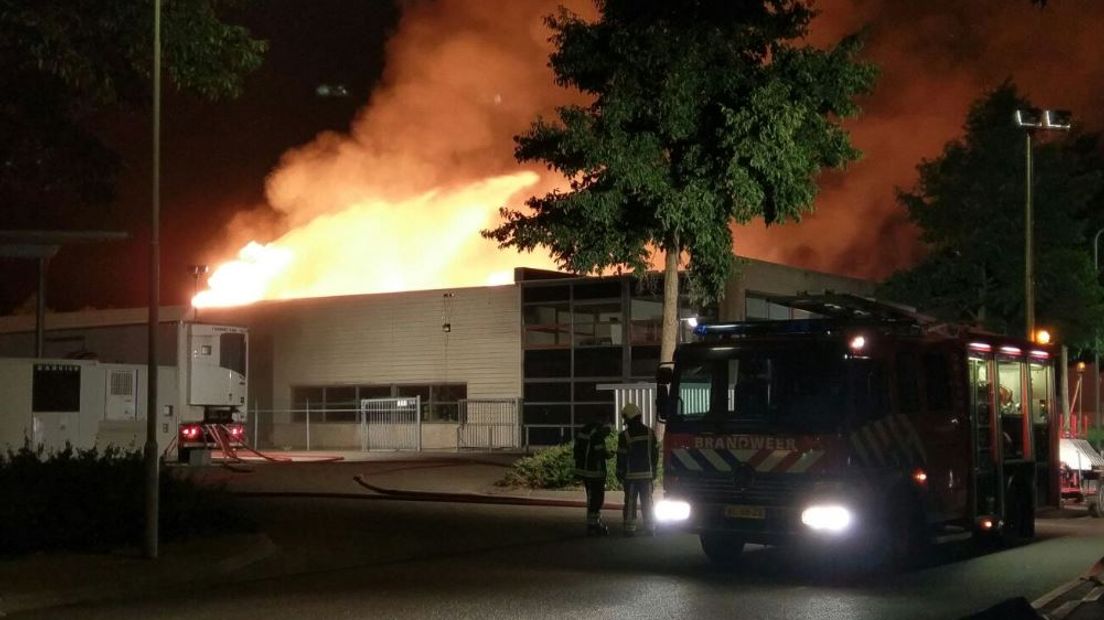 Een grote brand heeft vrijdagavond Timmerfabriek Olofsen in Harderwijk in de as gelegd. De brandweer liet het pand gecontroleerd uitbranden en wist te voorkomen dat het vuur oversloeg naar omliggende bedrijven. Er is niemand gewond geraakt.