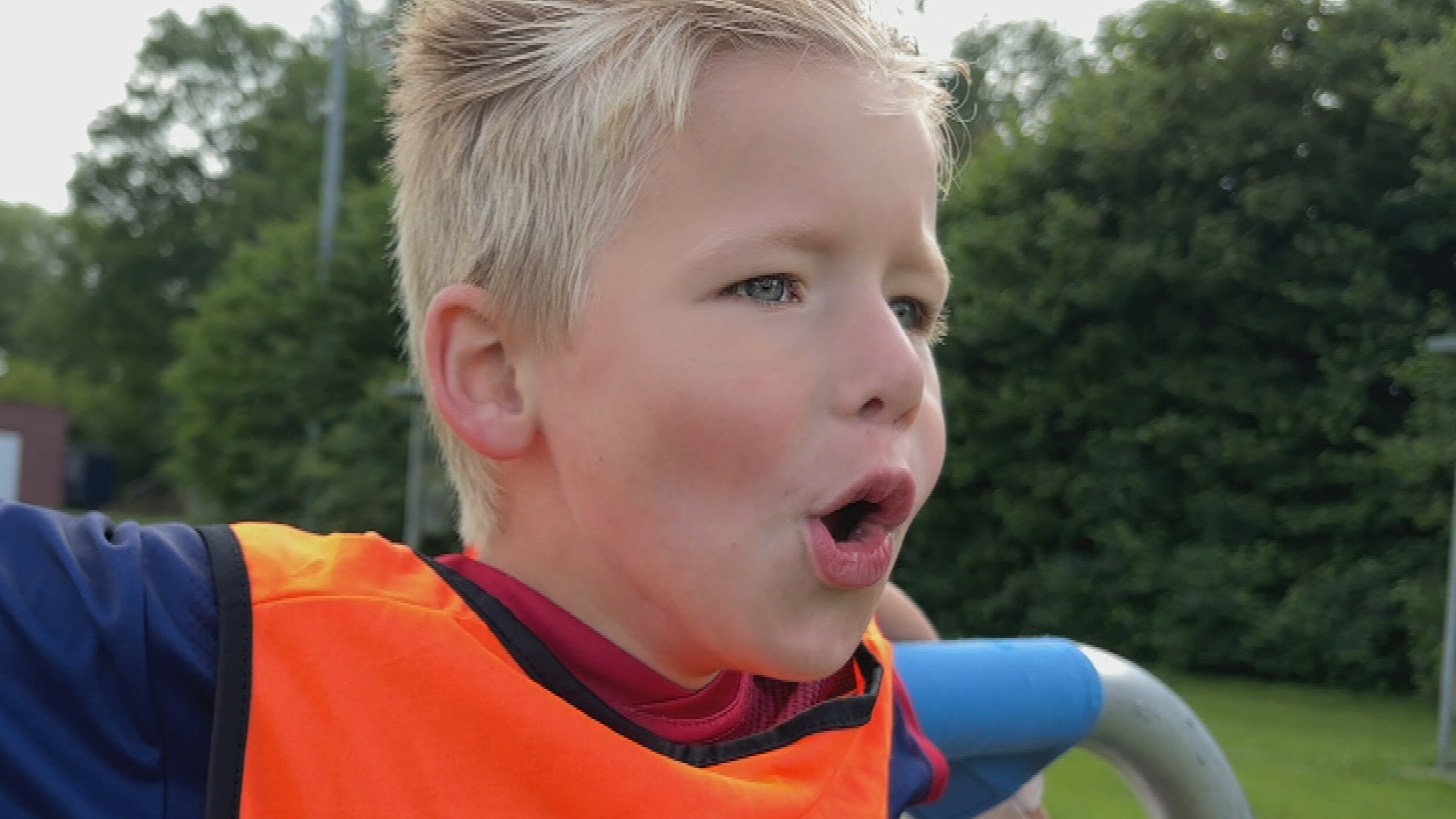 ‘Skoalletour’ fan sc Hearrenfean helpt Jesse op wei nei syn dreambaan: “Messi!”