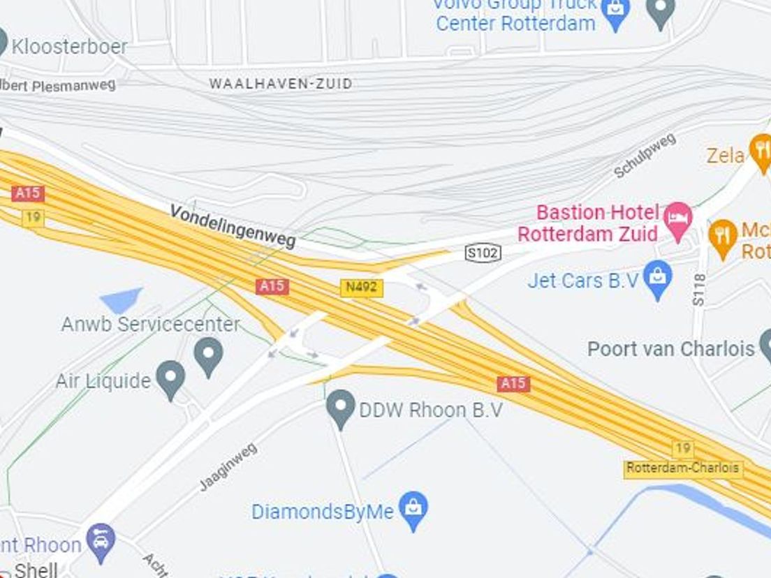 Het verkeersplein op de Groene Kruisweg waar het ongeluk gebeurde.
