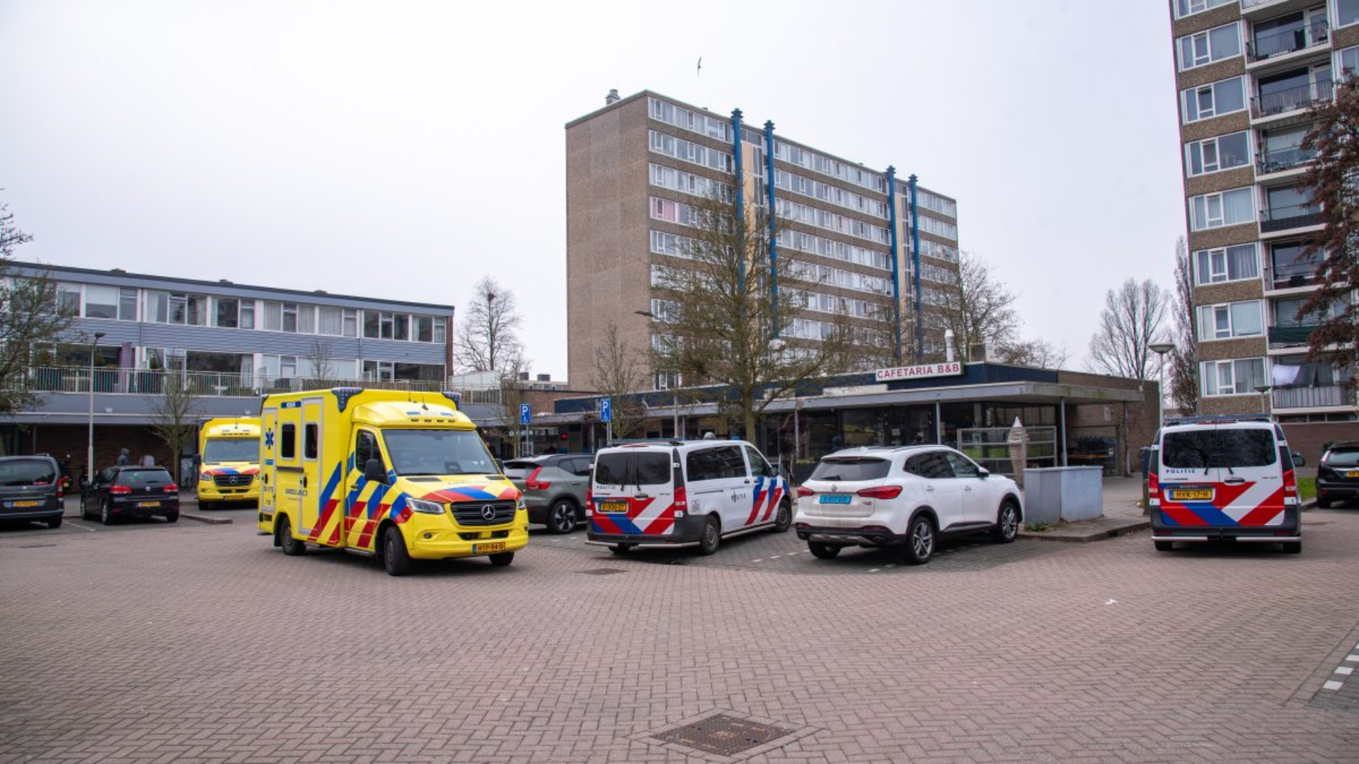 Man wordt onwel en overlijdt in supermarkt | Kopstaartbotsing op de N57.