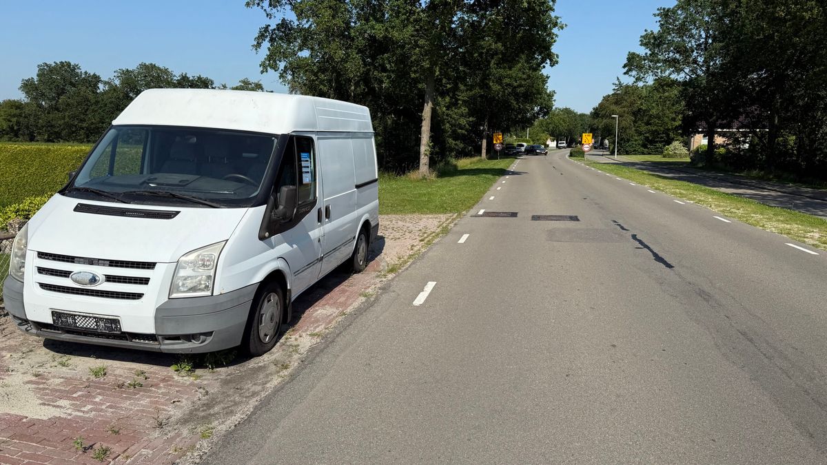 Bestelbus staat al maanden langs de weg, eigenaar heeft twee weken om hem op te halen