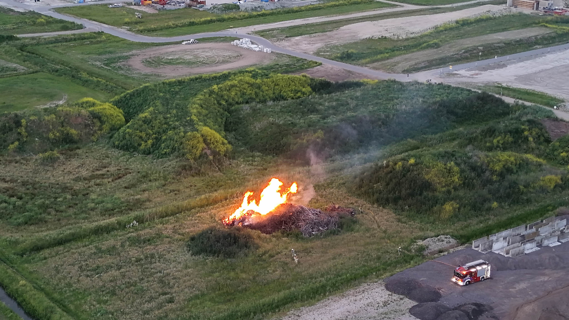 Brand bij Amersfoort: brandweer blust al hele nacht snoeiafval