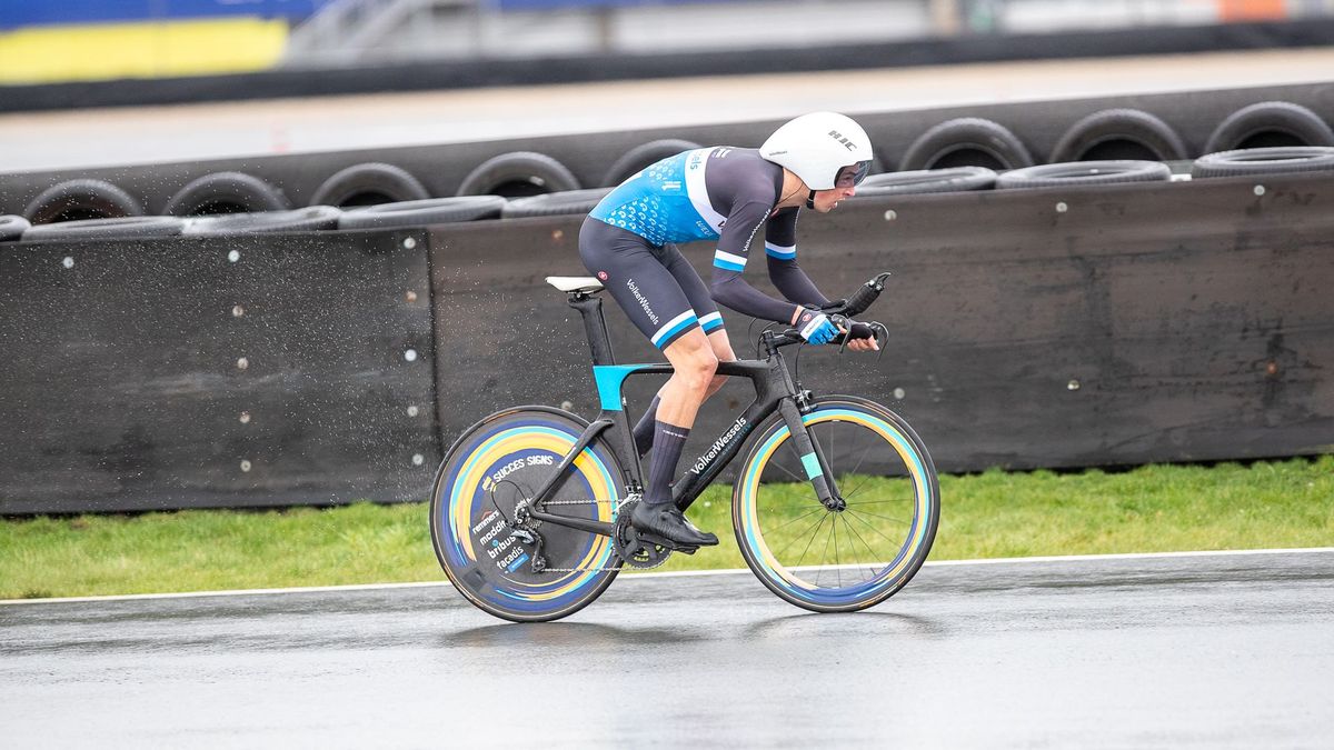 Wielrenner Timo de Jong smakt in ZLM Tour met 50 km/u op het asfalt, maar breekt niks