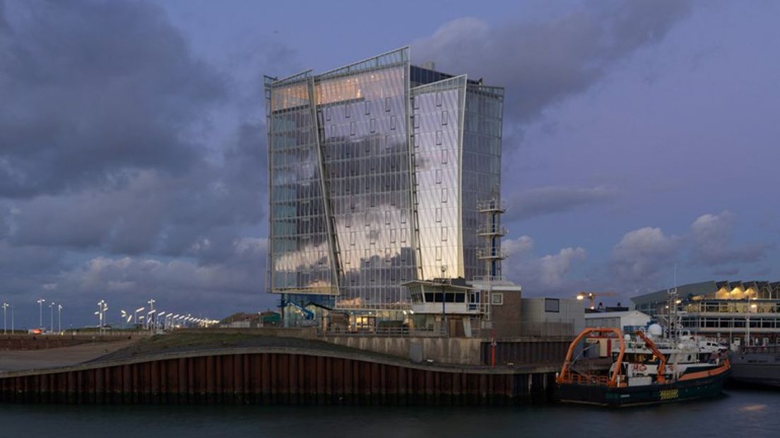 Het-Inntel-Hotel-Den-Haag-Marina-Beach-op-het-noordelijk-havenhoofd-Foto-Boele-en-Van-Eesteren