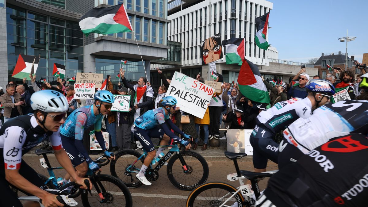 Renners Amstel Gold Race ongehinderd langs demonstratie Free Palestine Maastricht