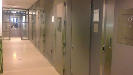 Arrestanten wordt het te heet onder de voeten, cellencomplex Borne dicht Home