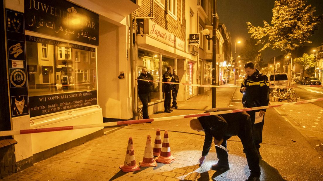 Onderzoek bij de juwelier aan de Amsterdamsestraatweg.