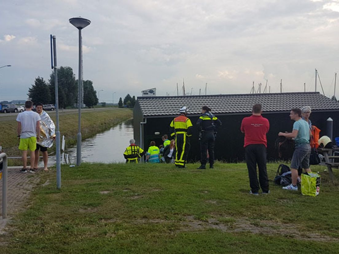 De jongen worden aan land gezet. Foto Dirk Verhoeven (Omroep Brabant)