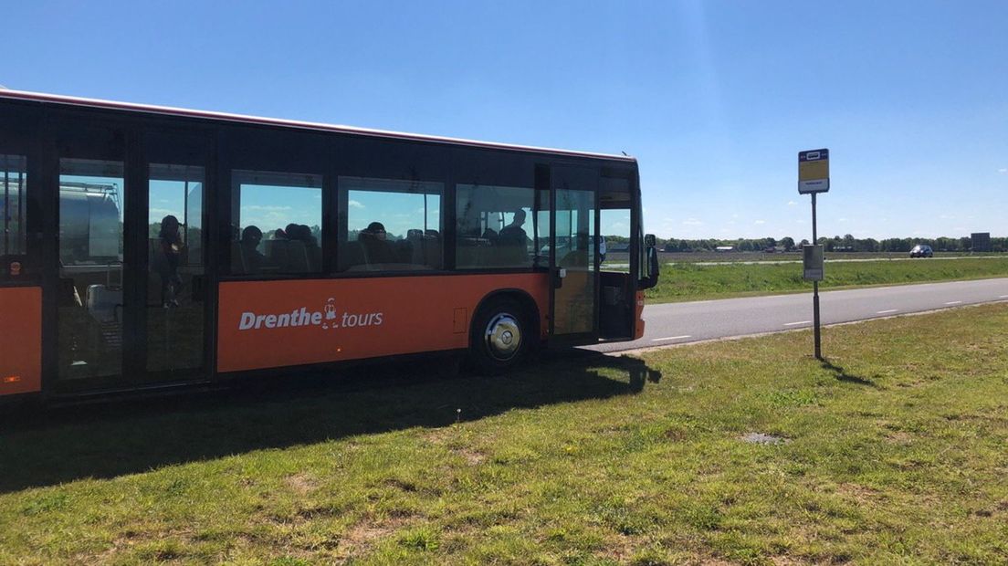 De asielbus tussen Ter Apel en Emmen blijft dit jaar rijden (Rechten: RTV Noord/Marten Nauta)